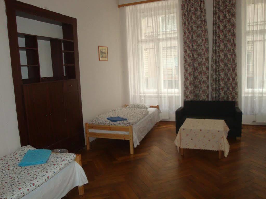 Gallery Hostel Prague Exterior photo